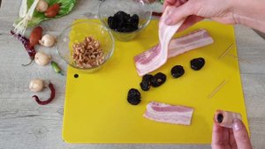 Такое Блюдо оценят все гости! Очень вкусно! Чернослив в беконе....