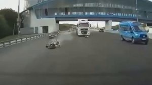 ?️ На МКАДе мужик упал с мотоцикла и чуть не влетел под фуру Водитель начал тормозить, пока мотоц