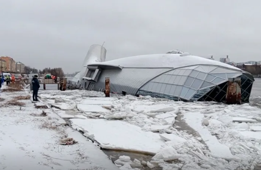 «Серебряный кит» пошел ко дну: подробности затопления плавучего ресторана в Петербурге