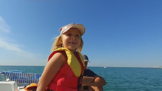 Плаваем в море на катамаране
