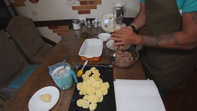 Сочные фрикадельки , запеченые с картофелем под нежным сметанным соусом Juicy meatballs, baked with