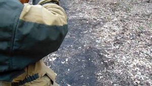 Девушка стреляет из АКМ