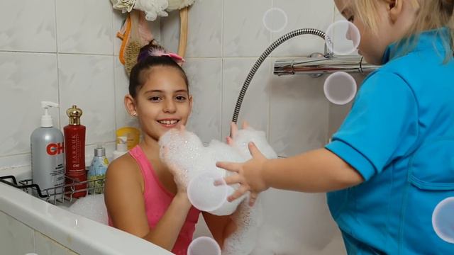 #LOL #BABIES #forkids КУКЛЫ ЛОЛ В КУПАЛЬНИКАХ | МАЛЫШИ КУПАЮТСЯ В ПЕНЕ ВИДЕО ДЛЯ ДЕТЕЙ смотреть онлайн