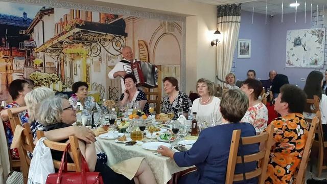 Поём за столом "Старый клён"