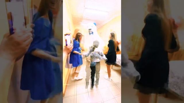 Большой Белый Медведь поздравляет с Днем Рождения #гигантскиймедведь смотреть онлайн