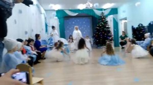 Танец снежинок старшая группа