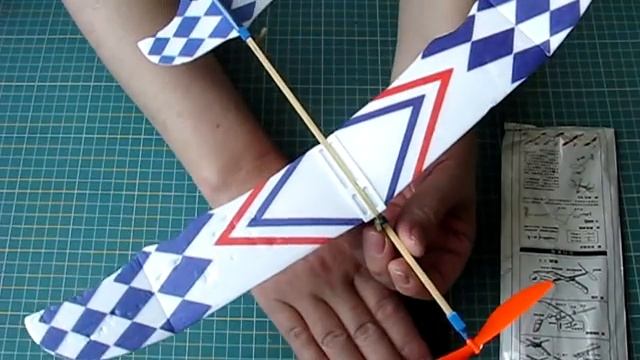 Летающий самолет на резиномоторе своими руками