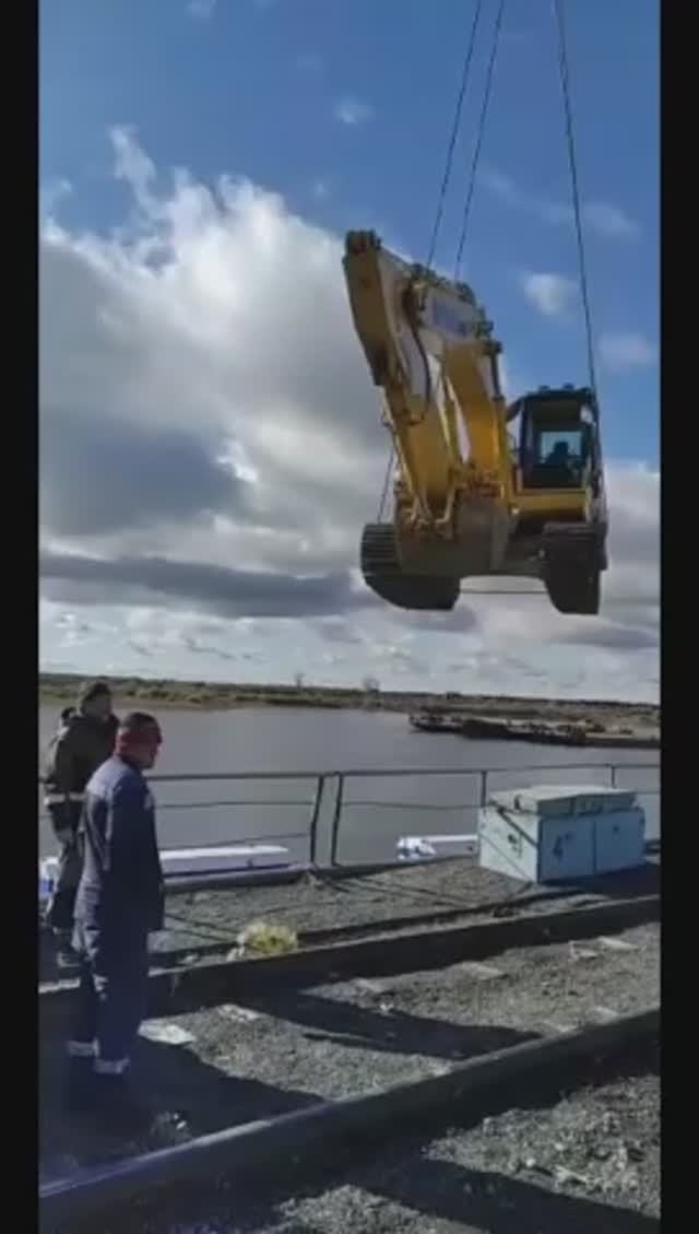 Погрузка техники на баржу.