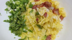 Салат из пекинской капусты с беконом и сухариками