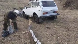КАК ВЫТАЩИТЬ НИВУ из грязи в поле! Что только в голову не придет, даже это.
