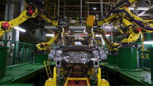 Процесс сварки на заводе кузова автомобилей Москвич 3