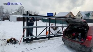 Установка каркаса откатных ворот зимой