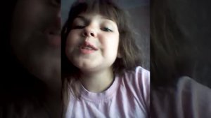 Девочка поёт смуглянку малдованку😇😊