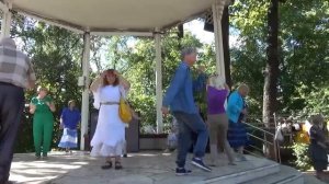 ТАНЦЫ СТРАННЫХ ЛЮДЕЙ В ПАРКЕ "СОКОЛЬНИКИ"