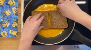 Готовим вкуснейший горячий бутерброд с яйцом на сковороде. Отличный завтрак или перекус