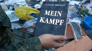 Hitlerio knyga "Mein Kampf" rasta Mariupolyje, nacionalistų bazėje "Azov"