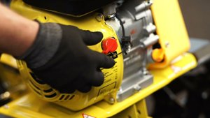 Видеоинструкция Champion: бензиновый культиватор из коробки, комплектность, подготовка, запуск