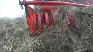 Тюкуем сено.Заготовка сена.Как это работает!