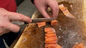 Нарезка красной рыбы финкой НКВД. Товарищество Завьялова.