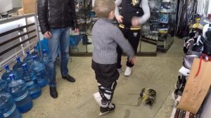 Дмитрий Максимович  покупает хоккейную форму. КОМПЛЕКТ ХОККЕЙНОЙ ФОРМЫ.