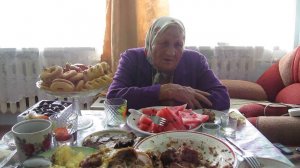 90-ЛЕТНЯЯ БАБУШКА ПОЕТ СТАРИННУЮ ПЕСНЮ.