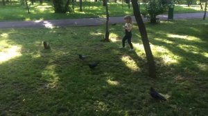 Алиса  Гуляет в парке катается на самокате, прыгает на батуте