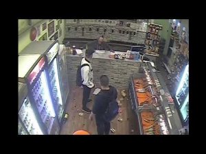 В Подольске полицейскими задержан дебошир, разгромивший топором магазин