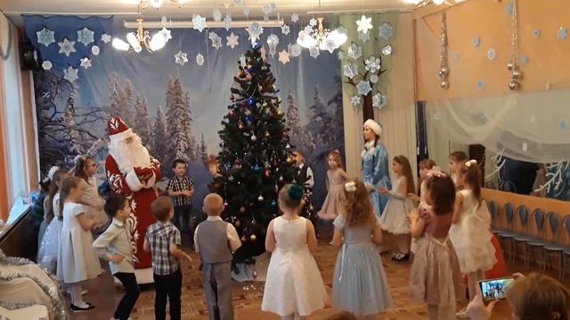 Хоровод с Дедом Морозом. Заводи хоровод - наступает Новый год! Целый год тебя мы ждали Дед Мороз!