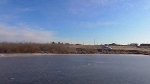 Зимняя рыбалка  на жилом озере в деревне