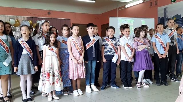 ,,От улыбки" в своём стиле поют дети 4 класса. смотреть онлайн