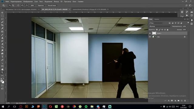 Как убрать человека с фото в фотошопе | УРОКИ ФОТОШОПА смотреть онлайн
