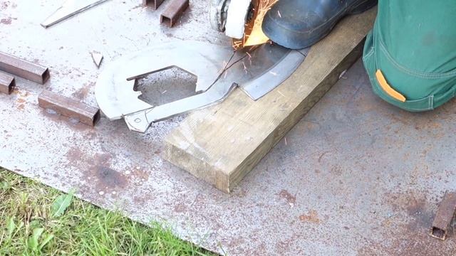 КАК СДЕЛАТЬ ТОПОРИК. В конце рубим железо!!!