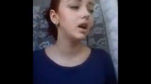 Девушка поет помолимся за родителей