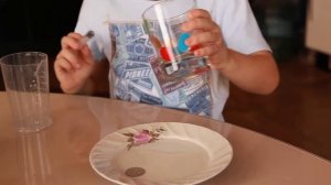 Как достать монетку из воды не замочив руки