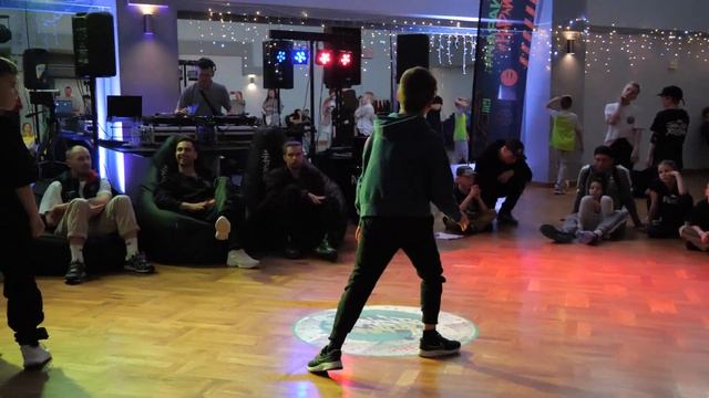 до 9 лет bboy Sava vs Ахмедов Михаил - брейкданс, SPRING WARS 2022 смотреть онлайн