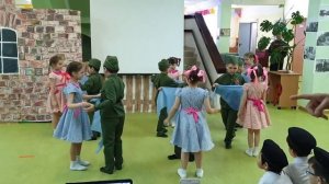 Танец "Синий платочек" (исполняют дети подготовительной группы)