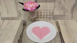 Как сложить салфетку сердечком