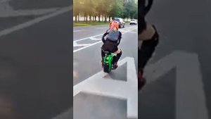 девушка на моноколесе