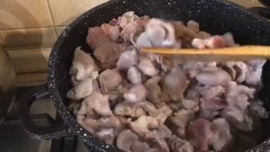 #куриныежелудки Тушеные куриные желудки с подливкой.