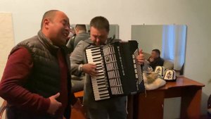 Токон Эшпаевдин ырларын жеткире ыргаган Арген Тойчиев.