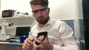 Станисла меняет заднее стекло прямо на iPhone