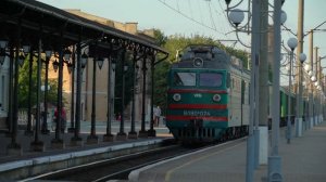 Поезда Украины летним вечером на царском вокзале Казатин 1. ЧС4, ВЛ80К