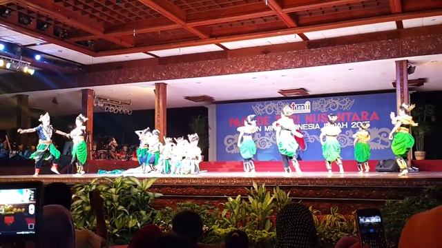 Traditional Dance South Kalimantan "Kakamban Hati"