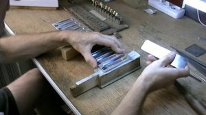 Стол для настройки голосов.Настройка голосов после наклёпки (бас).