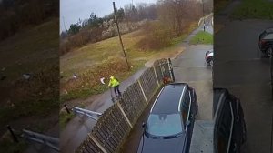 мальчик сломал руку? ???