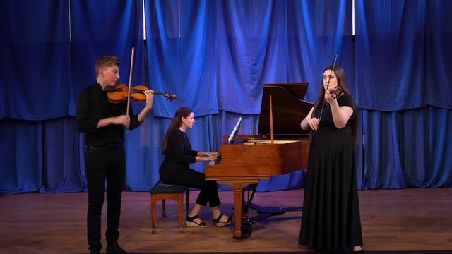 Zeke Sokoloff and Aryanna Holmes| Navarra for Two Violins and Piano, Op.33, by Pablo de Sarasate смотреть онлайн