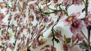 Батист  белого цвета с принтом  розовые цветы на веточке  16964