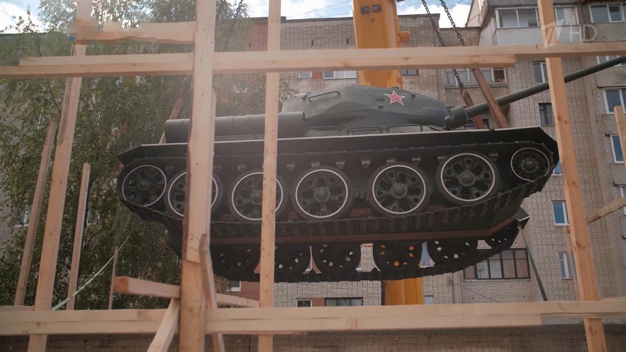 Репортаж из Ивангорода, где на берегу реки Нарвы устанавливают памятник - танк Т-34