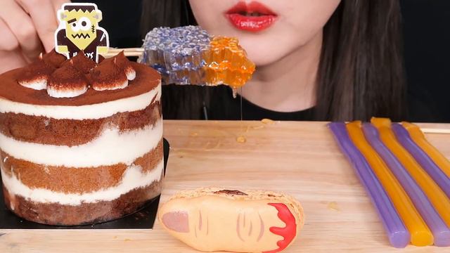 ASMR HALLOWEEN DESSERTS 할로윈 디저트 먹방 COLOR HONEYCOMB, JELLY NOODLES, MACARON, CAKE 咀嚼音 EATING SOUNDS смотреть онлайн