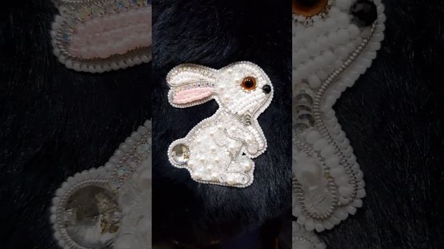 Ручная брошь из бисера и бусин "Зайка" смотреть онлайн